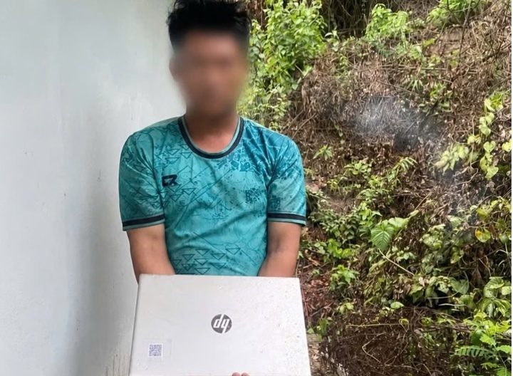 N.D.P. cùng tang vật sau khi bị bắt giữ. (Ảnh: Công an xã Chân Mây - Lăng Cô)