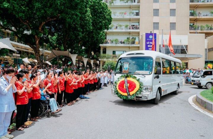 Đông đảo cán bộ y tế, đồng nghiệp và học trò tiễn đưa Giáo sư Vũ Văn Đính tại Bệnh viện Bạch Mai sáng 1/8 (Ảnh: BVCC).