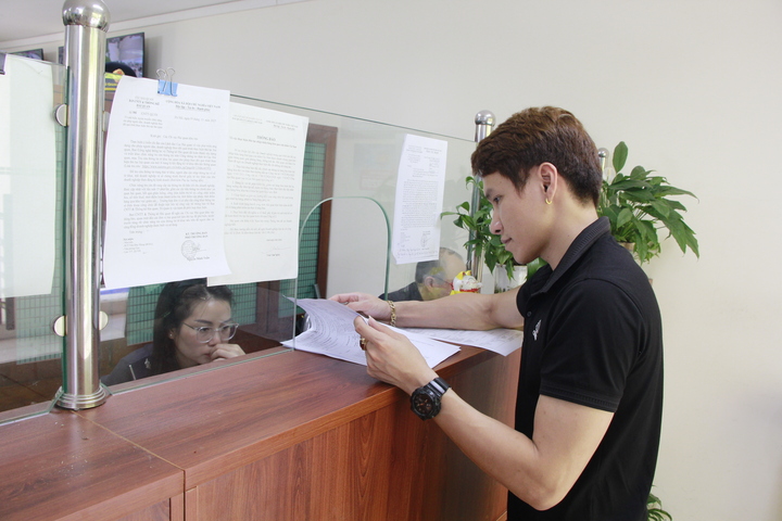 Doanh nghiệp đến làm thủ tục hải quan tại Cửa khẩu Cốc Nam.