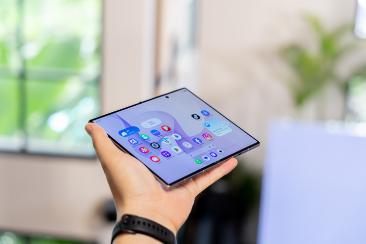 Màn hình không nếp gấp khi mở ra.