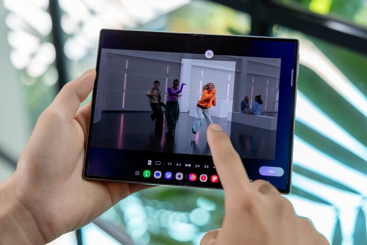 Máy sở hữu hệ sinh thái phần mềm riêng biệt, hỗ trợ Galaxy AI.