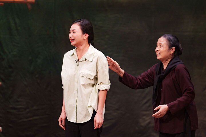 NSND Ngọc Thư (phải) lấy nước mắt khán giả khi vào vai bà Tâm trong “Biển khát”.