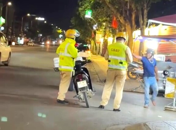 Sau khi chửi bới, &ocirc;ng D. d&ugrave;ng tay đấm v&agrave;o mặt một c&aacute;n bộ cảnh s&aacute;t giao th&ocirc;ng. Ảnh: Cắt từ video