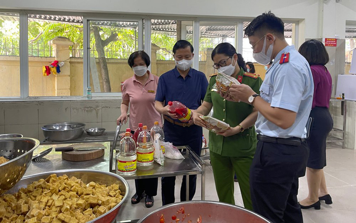 Đoàn kiểm tra liên ngành số 1 của TP Hà Nội kiểm tra bếp ăn tập thể tại một trường Tiểu học (Ảnh: Báo Chính phủ)
