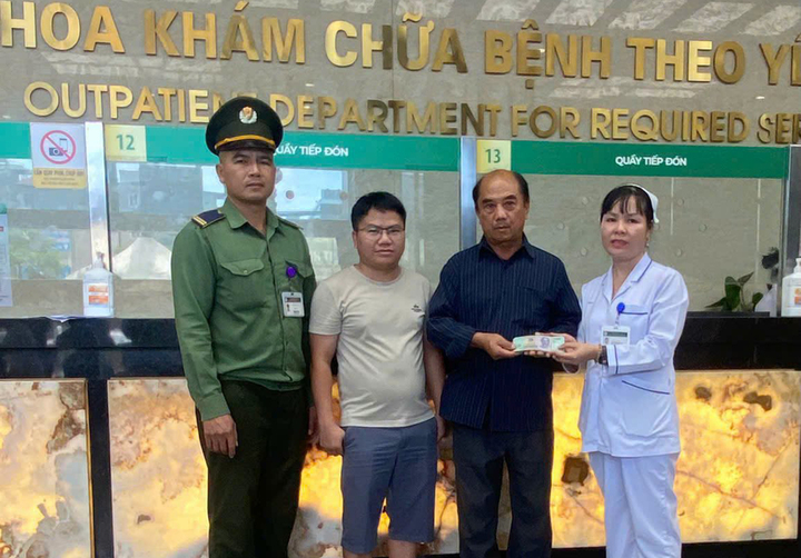 Đại diện bệnh viện trao lại toàn bộ số tiền cho ông Yongma Bounyonglor (Ảnh: BVCC) Đại diện bệnh viện trao lại toàn bộ số tiền cho ông Yongma Bounyonglor (Ảnh: BVCC)