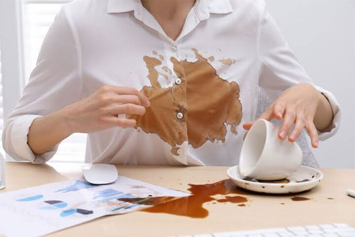 Cà phê là một trong những loại vết bẩn khá khó xử lý trên quần áo.