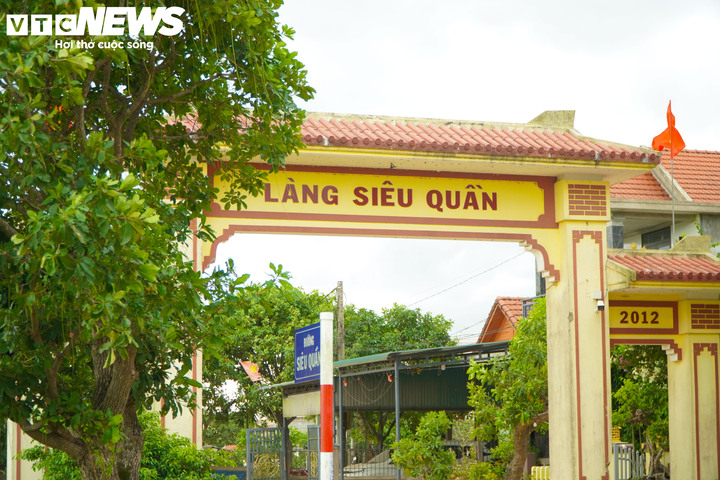 Cách trung tâm TP Huế khoảng 35 km về phía Bắc, làng Siêu Quần (phường Phong Dinh, TP Huế) nổi tiếng với khu rừng lộc vừng hơn 500 năm tuổi. Dân làng coi khu rừng như báu vật và kiên quyết bảo vệ, suốt nhiều thế hệ không ai dám chặt dù chỉ là một cành cây.