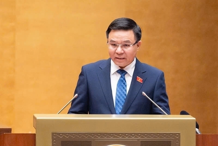 Bộ trưởng Bộ Công Thương Lê Mạnh Hùng trình bày Tờ trình Dự án Luật tại phiên họp - (Ảnh: Media Quốc hội)
