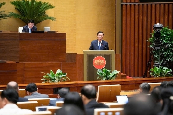 Chủ nhiệm Ủy ban Kinh tế và Tài chính của Quốc hội Phan Văn Mãi trình bày Báo cáo thẩm tra Dự án Luật tại phiên họp. (Ảnh: Media Quốc hội)