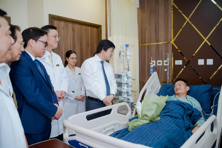 TS.BS Nguyễn Trọng Diện, Giám đốc Sở Y tế Hà Nội thăm bệnh nhân sau phẫu thuật robot. (Ảnh: BVCC)
