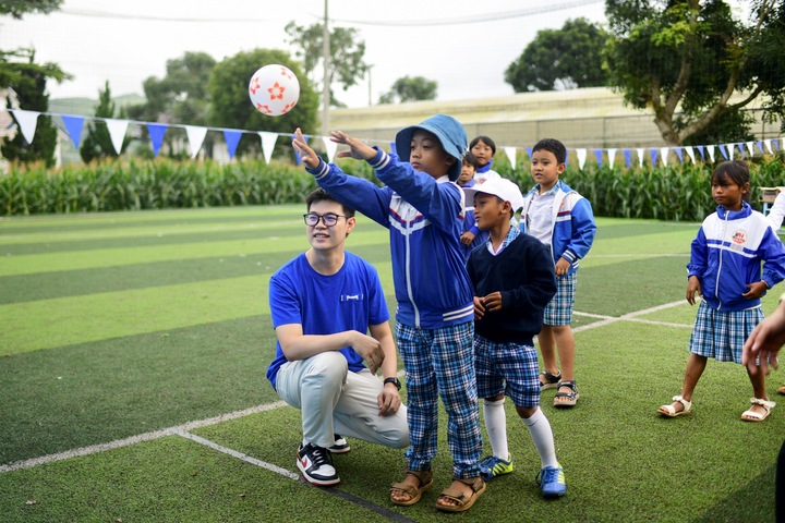 Các bé hào hứng tham gia các trò chơi vận động, tìm hiểu kiến thức bổ ích trong khuôn viên ngày hội. (Ảnh: Hải An)