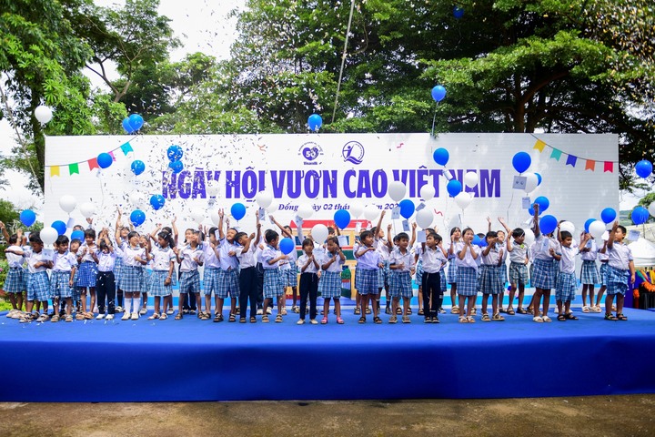 Những trái bóng bay mang theo ước mơ của các em nhỏ cùng bay cao, như lời gửi gắm về một tương lai đầy hy vọng và khát vọng vươn xa. (Ảnh: Hải An)