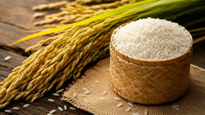 Giá lúa, gạo và phụ phẩm trong nước duy trì sự ổn định. (Ảnh minh họa: AI)