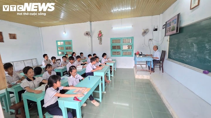 Lớp học khang trang được cải tạo từ chính ngôi trường bỏ hoang suốt thời gian dài.