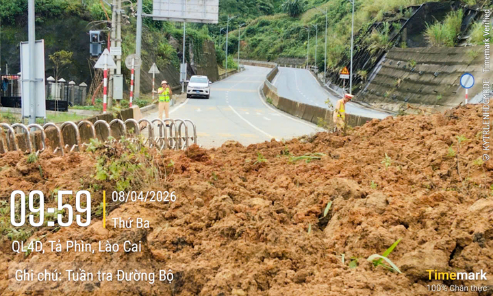 Lượng đất đá từ taluy dương tràn xuống khu vực trạm thu phí,