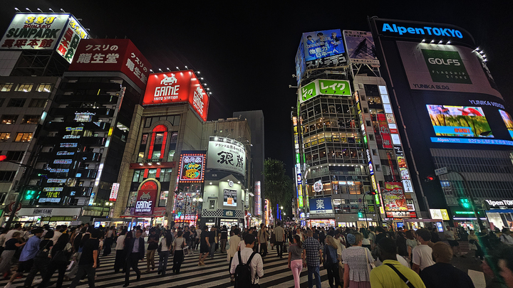 Tokyo bắt đầu nhịp sống sôi động khi hoàng hôn buông.
