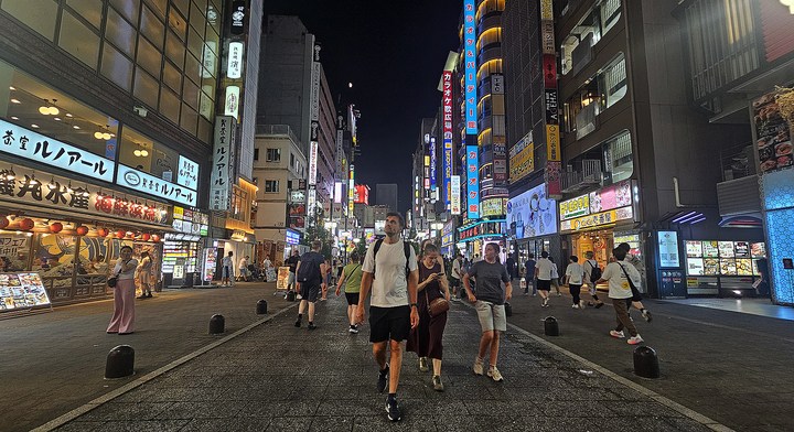 Du khách như lạc vào một sân khấu ánh sáng trên đường phố Tokyo.