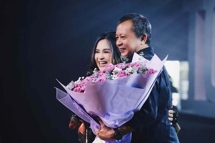 NSND Thanh Lam tặng hoa tri ân nhạc sĩ Lưu Hà An. NSND Thanh Lam tặng hoa tri ân nhạc sĩ Lưu Hà An.