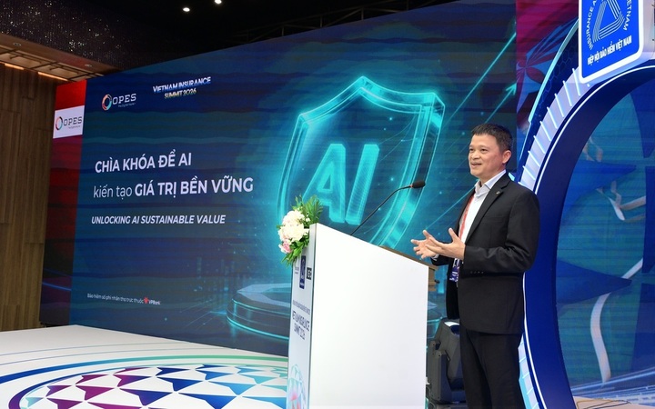 Ông Bạch Ngọc An, Phó Tổng Giám đốc phụ trách công nghệ OPES, trình bày tại Vietnam Insurance Summit 2026.