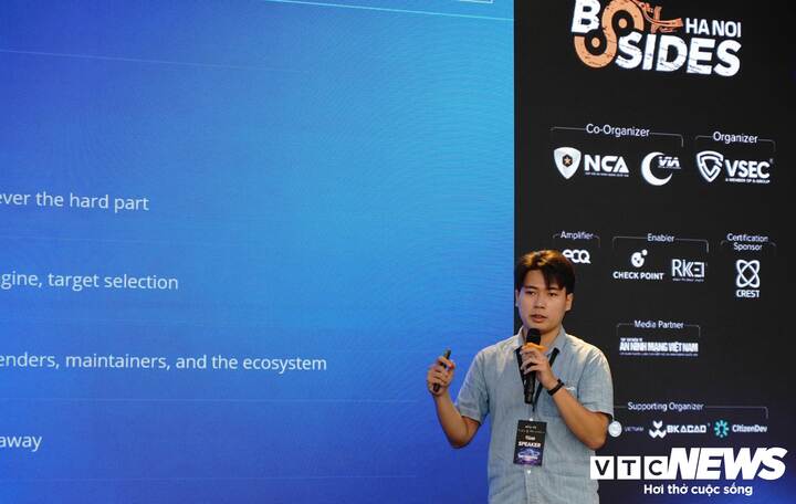 Anh Đinh Thái Sơn cho biết AI có thể phát hiện những lỗ hổng logic phức tạp đã tồn tại nhiều năm mà các công cụ quét mã tĩnh truyền thống hoặc con người đều bỏ sót. (Ảnh: Thụy Phương)
