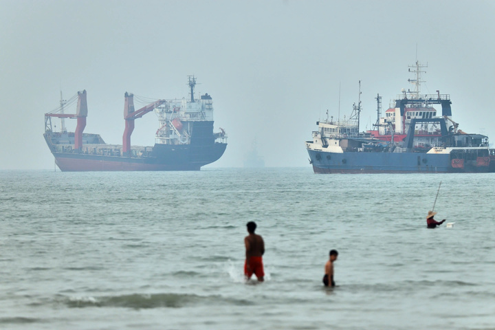 Hai con tàu đang neo đậu tại eo biển Hormuz ngoài khơi Bandar Abbas, Iran. (Ảnh: AP)