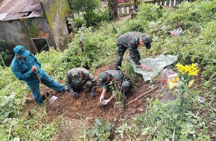 Từ ngày 29/7 đến ngày 4/8, lực lượng chức năng tìm thấy và quy tập 9 hài cốt liệt sĩ ở xã Đăk Pék. (Ảnh: Q.N)