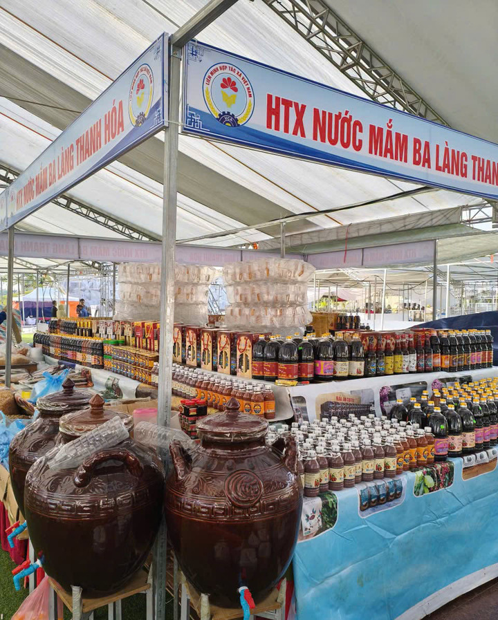 Sản phẩm nước mắm Ba Làng được trưng bày, giới thiệu tại hội chợ. (Ảnh: Liên minh HTX tỉnh Thái Nguyên).
