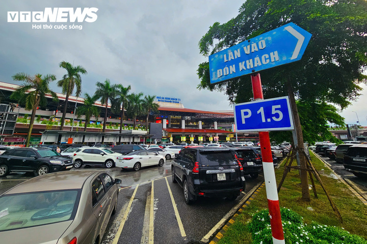 Sau khi Cảng Hàng không quốc tế Nội Bài triển khai phương án phân làn mới từ ngày 3/8, yêu cầu taxi và xe công nghệ đón khách tại các khu vực riêng thay vì dừng sát cửa Nhà ga T1 như trước, nhiều hành khách phản ánh việc kết nối với tài xế trở nên khó khăn hơn, đặc biệt trong những ngày mưa.