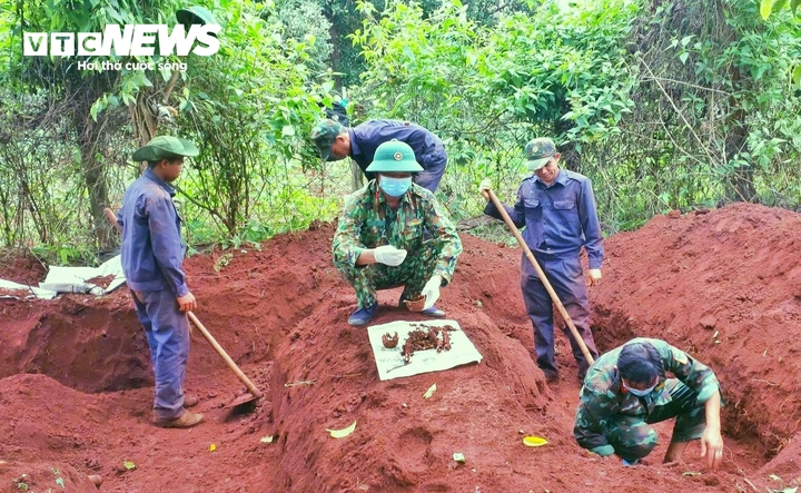 Đội K52, Bộ CHQS tỉnh Gia Lai thực hiện công tác tìm kiếm hài cốt liệt sĩ tại xã Ia Boòng.