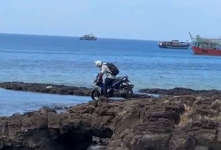Nam du khách chạy xe mô tô lên di tích Cổng Tò Vò. (Ảnh: Q.N)