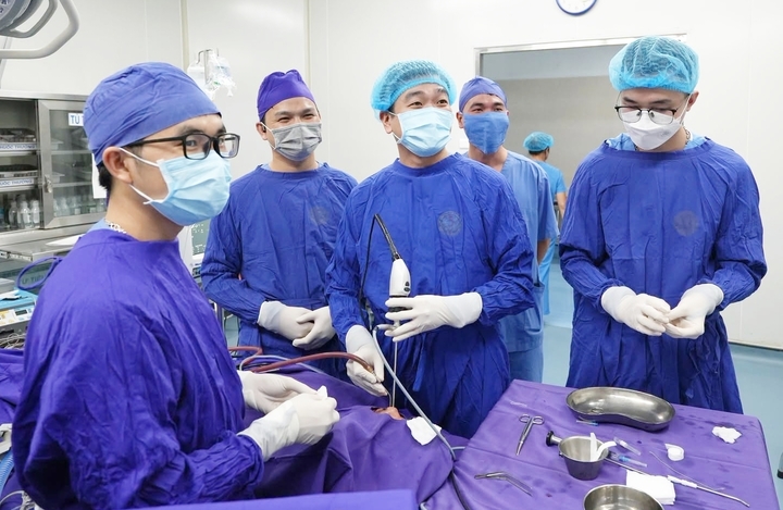 Bác sĩ xử trí khối u cho bệnh nhân. (Ảnh: BVCC)