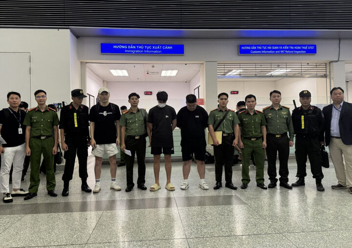 Cơ quan chức năng Việt Nam bàn giao 8 đối tượng bị Interpol truy nã đỏ cho phía Hàn Quốc. (Ảnh: CACC)