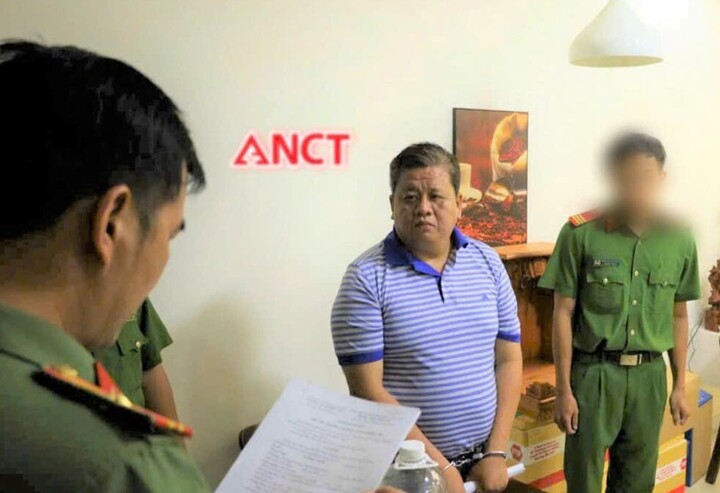 Cơ quan điều tra thực hiện lệnh khám xét nơi ở đối với Võ Xuân Trường. (Ảnh: Công an Cần Thơ)