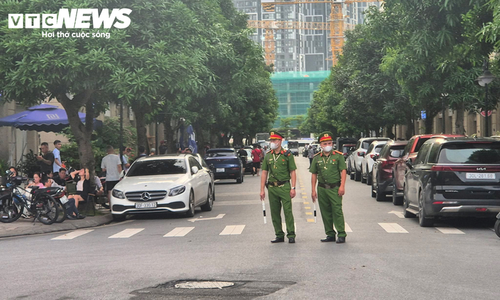 Cảnh sát xuất hiện gần nơi ở của Bùi Xuân Huấn, còn được biết đến với tên gọi Huấn “Hoa Hồng”. (Ảnh: Minh Tuệ)