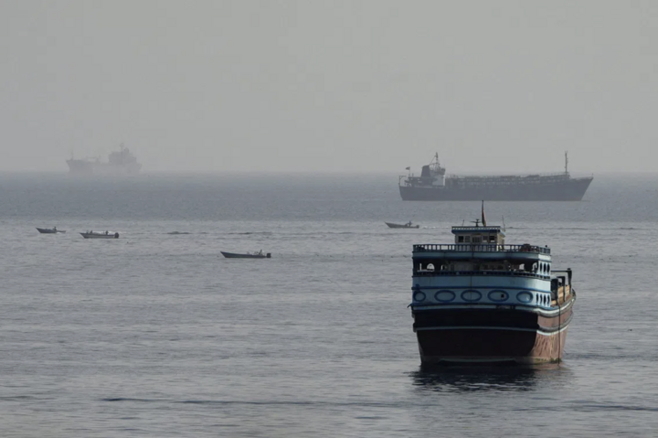 Tàu thuyền trên eo biển Hormuz, nhìn từ Musandam, Oman. (Ảnh: Reuters)