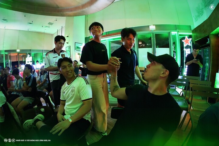 Tại FanStation, mỗi cuộc gặp gỡ đều bắt đầu bằng tình yêu bóng đá và kết nối qua những khoảnh khắc được sẻ chia. (Ảnh: DNCC)