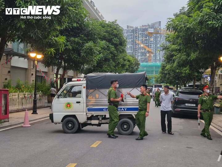 Nhiều xe cảnh sát xuất hiện