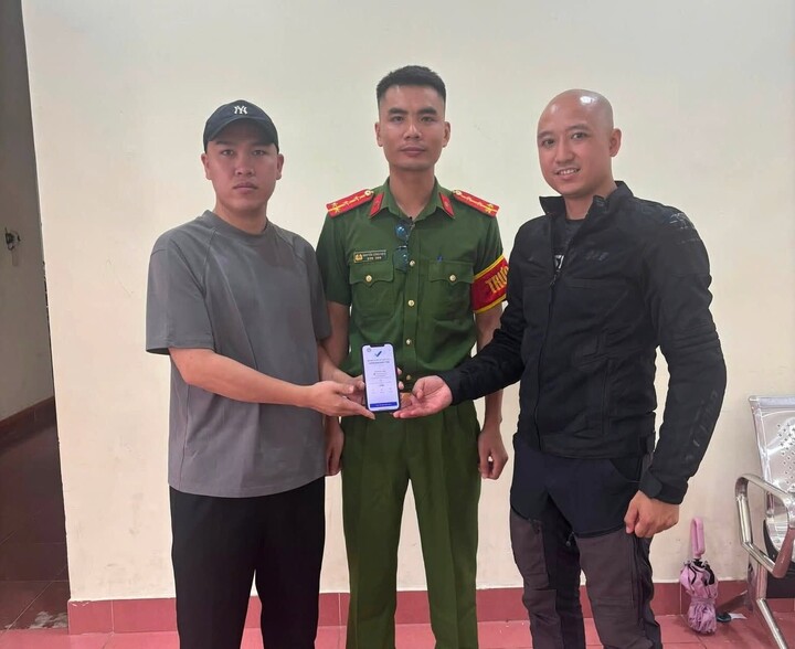 Anh Hoàng Quốc Cường (trái) chuyển trả 5 tỷ đồng cho anh Trần Minh Quân. (Ảnh: Công an xã Hoàn Lão)