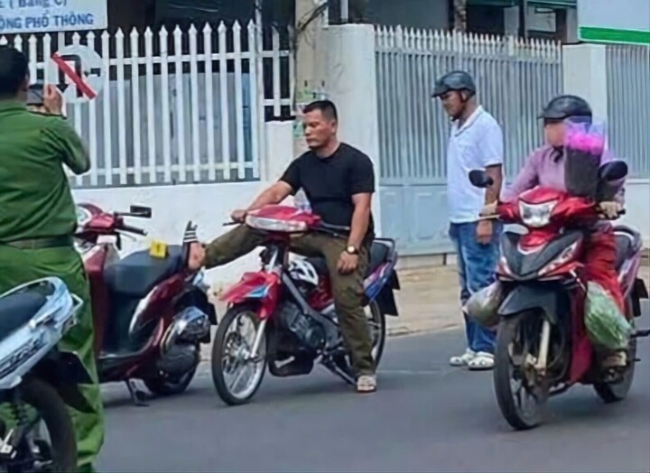 Công an dựng lại hiện trường vụ việc.