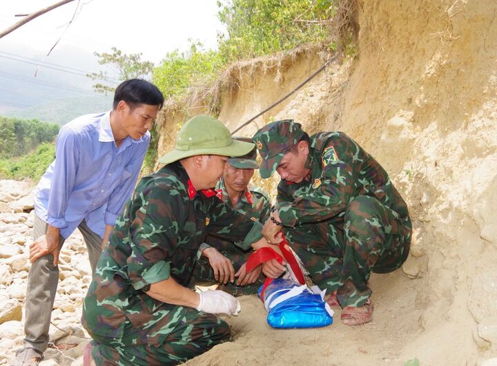 Lực lượng thuộc Bộ Chỉ huy Quân sự TP Huế đang thực hiện tìm kiếm, quy tập hài cốt liệt sỹ. (Ảnh: Bộ Chỉ huy Quân sự TP Huế)
