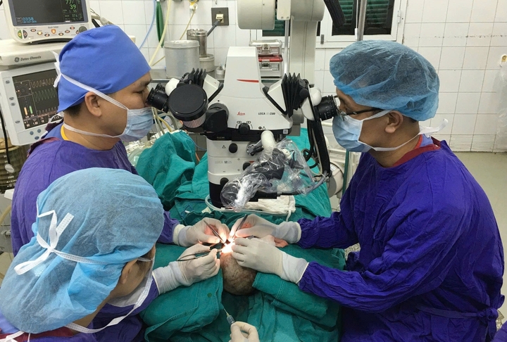 Các bác sĩ bước vào ca vi phẫu kéo dài suốt 10 giờ.