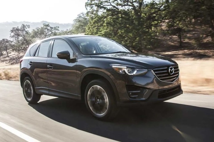 Hơn 36.000 xe Mazda CX-5 2016 bị triệu hồi vào năm 2020 do lỗi đèn LED ban ngày. (Ảnh: Consumer Reports)
