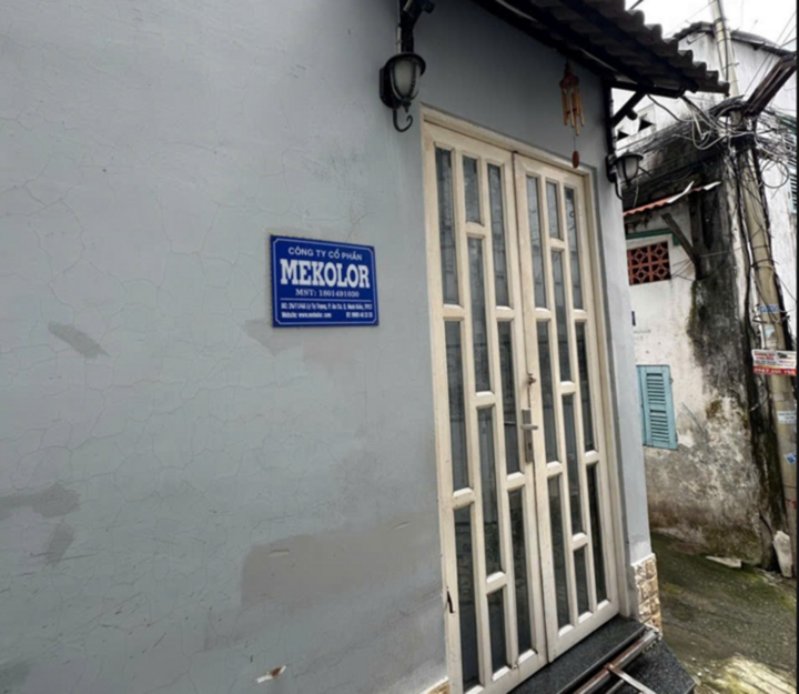 Văn phòng Công ty cổ phần Mekolor tại Cần Thơ do ông Võ Xuân Trường làm Chủ tịch kiêm Giám đốc, nằm trong một con hẻm nhỏ của đường Lý Tự Trọng, phường An Cư, quận Ninh Kiều (cũ).
