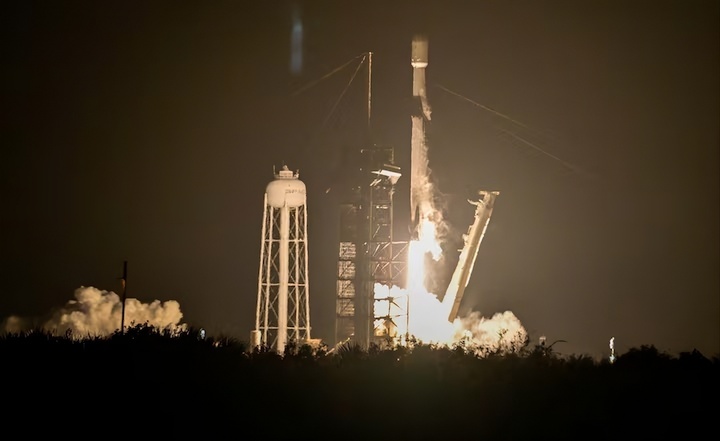 Tên lửa Falcom 9 của SpaceX được phóng vào tháng 1/2025. (Ảnh: Reuters)