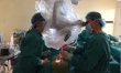 K Một bác sĩ bệnh viện đã loại bỏ thành công khối u cột sống bằng kính hiển vi