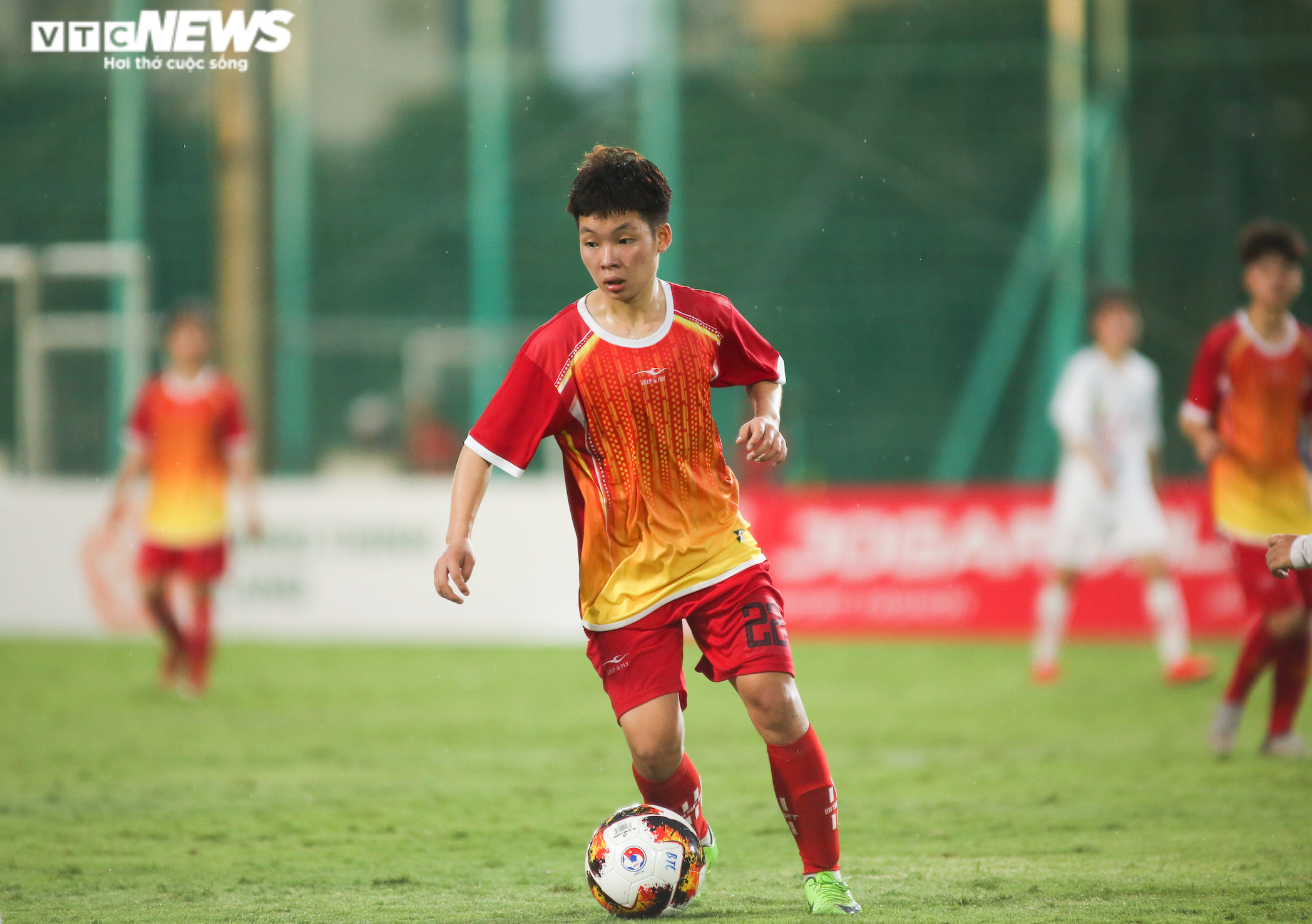 Cầu thủ U19 nữ quấn băng trắng, miệt mài thi đấu dưới mưa - 8