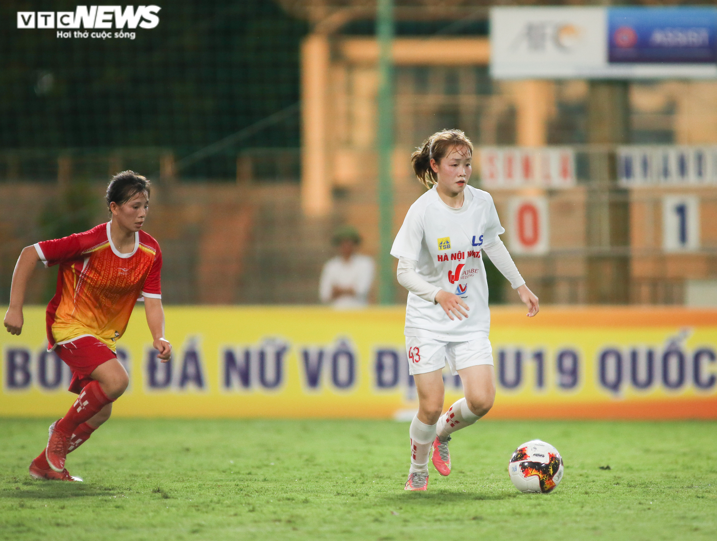 Cầu thủ U19 nữ quấn băng trắng, miệt mài thi đấu dưới mưa - 7