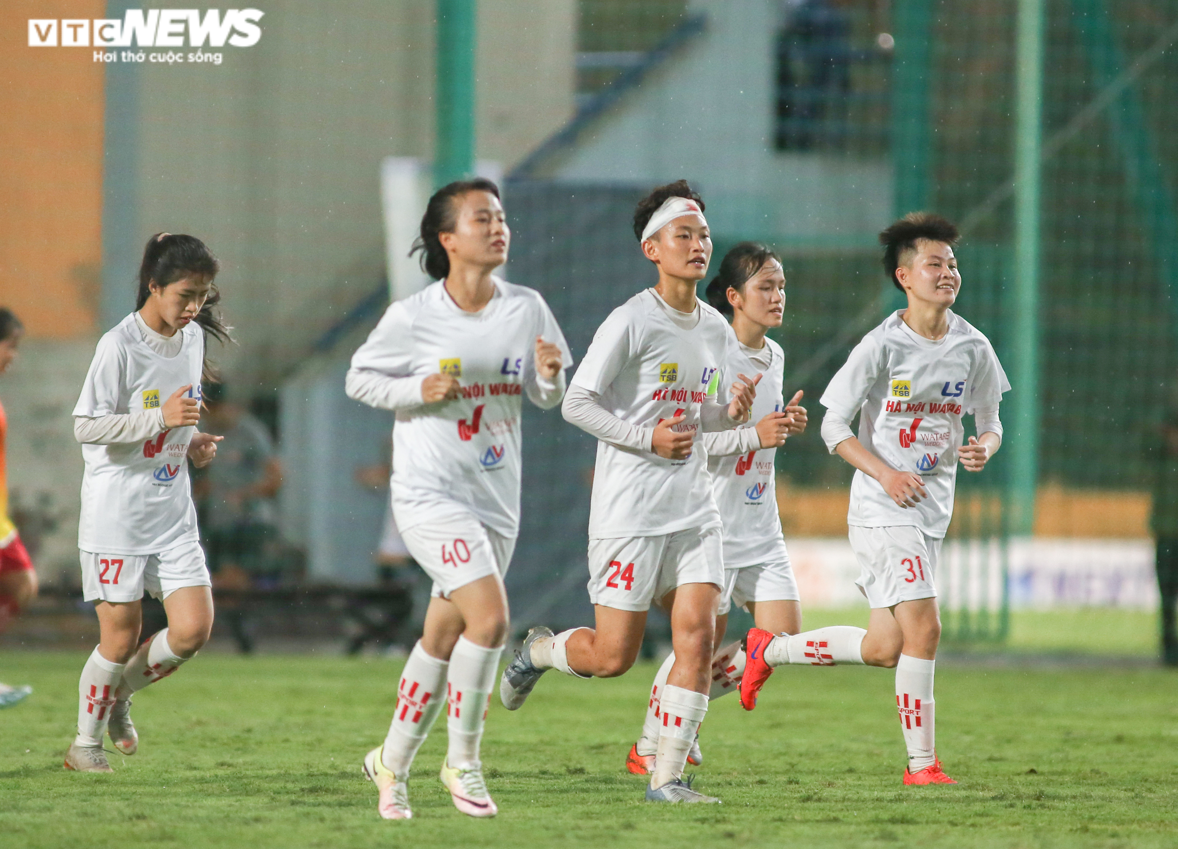 Cầu thủ U19 nữ quấn băng trắng, miệt mài thi đấu dưới mưa - 6