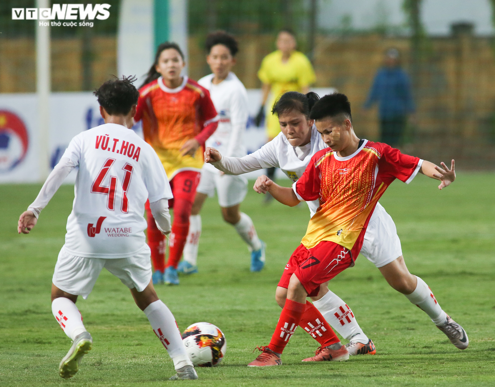 Cầu thủ U19 nữ quấn băng trắng, miệt mài thi đấu dưới mưa - 1