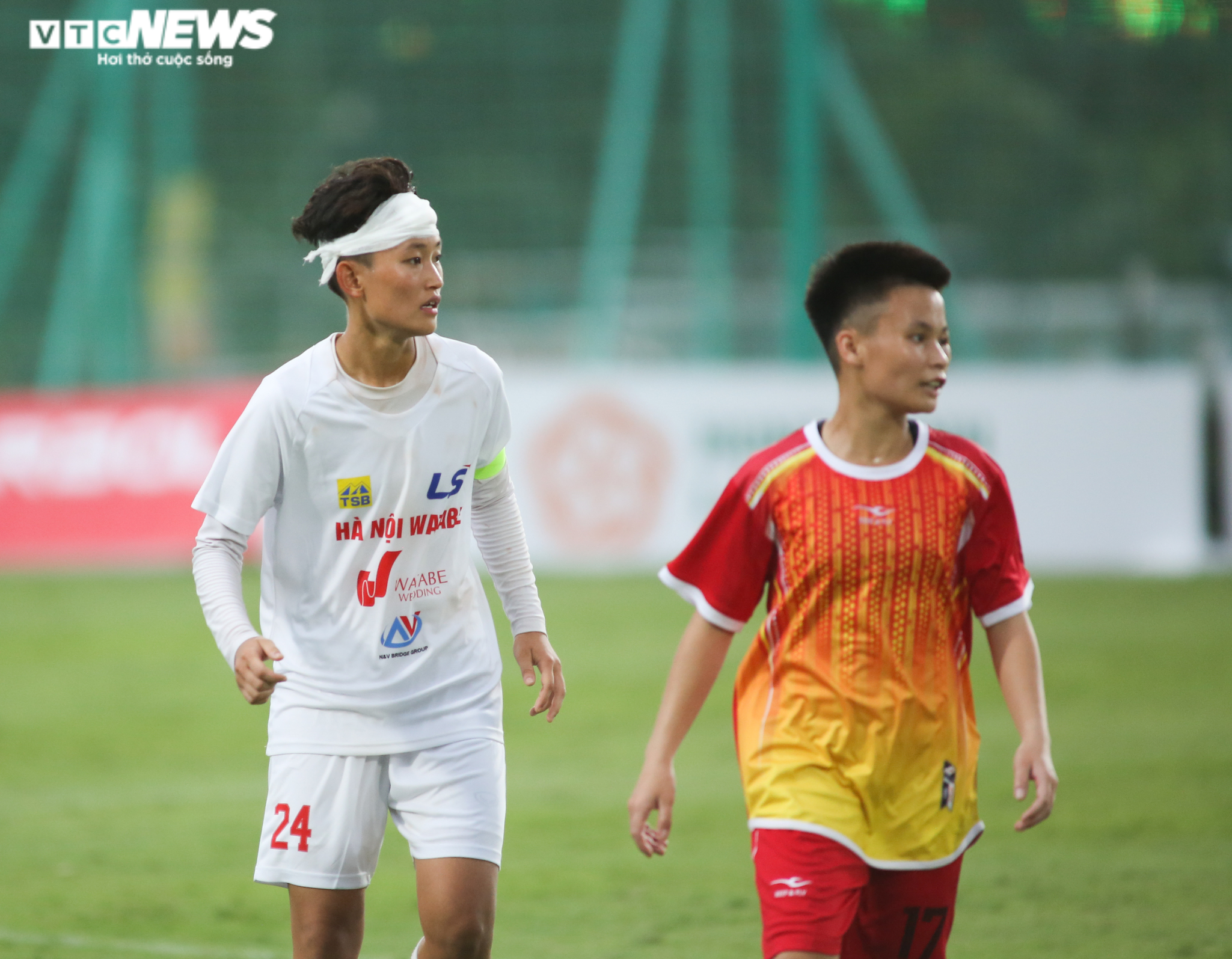 Cầu thủ U19 nữ quấn băng trắng, miệt mài thi đấu dưới mưa - 2